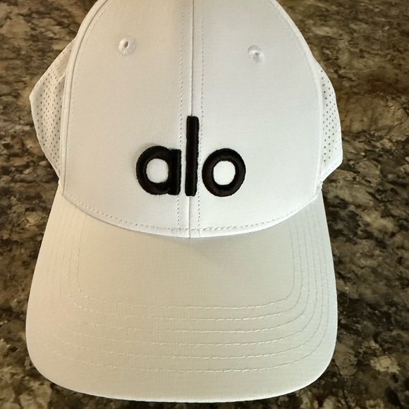 ALO Yoga  White and Black Hat - Picture 1 of 3